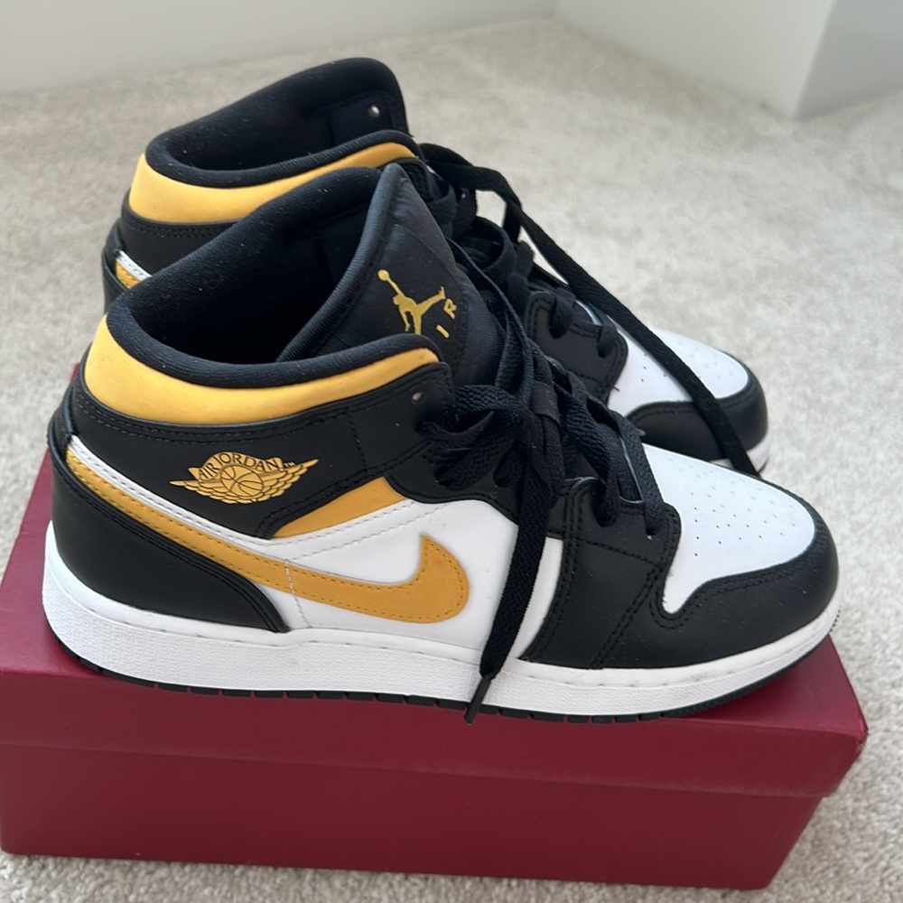 Jordan AJ 1 Mid - Boys' Grade School, Size 5.5Y YOUTH (fits Women 6.5/7)